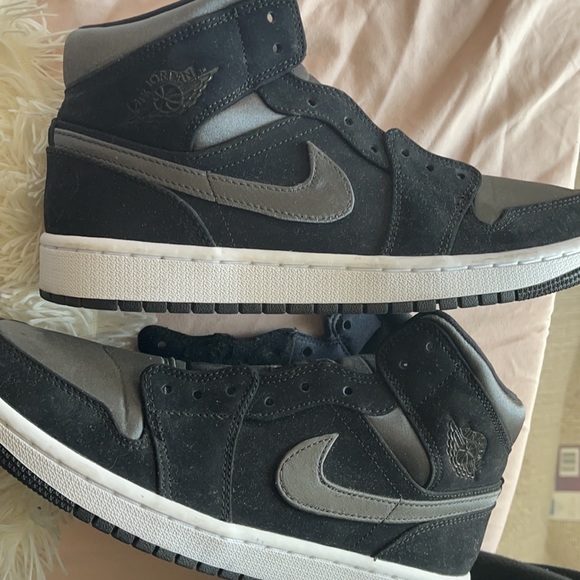 Mid Jordan 1s black and grey - Picture 3 of 5